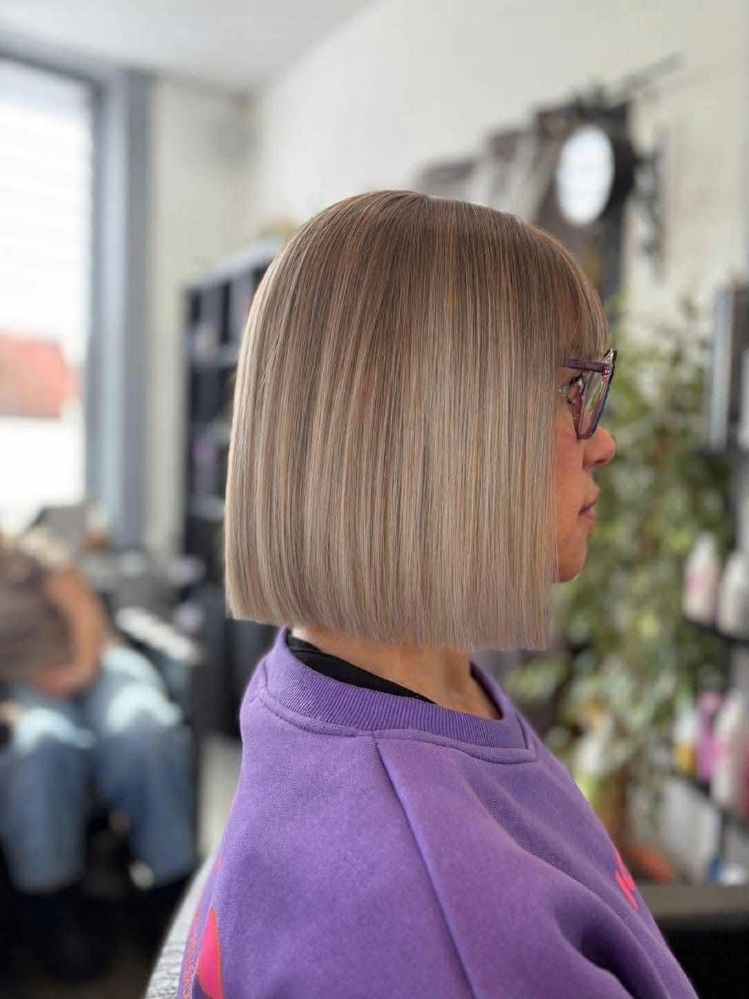 Carré lisse blond cendré avec frange, coupe précise