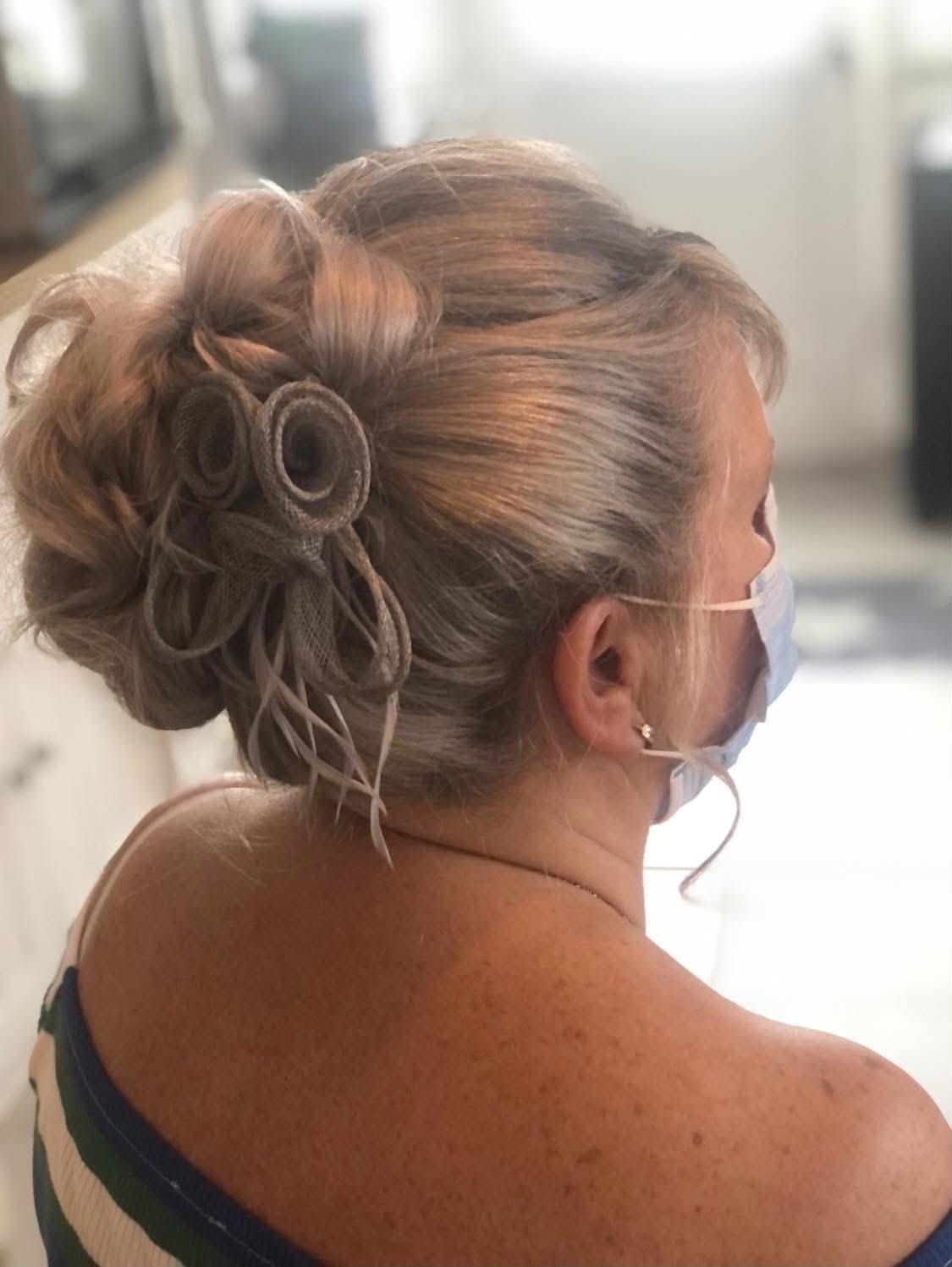 Chignon relevé argenté avec accessoire, coiffure de mariage