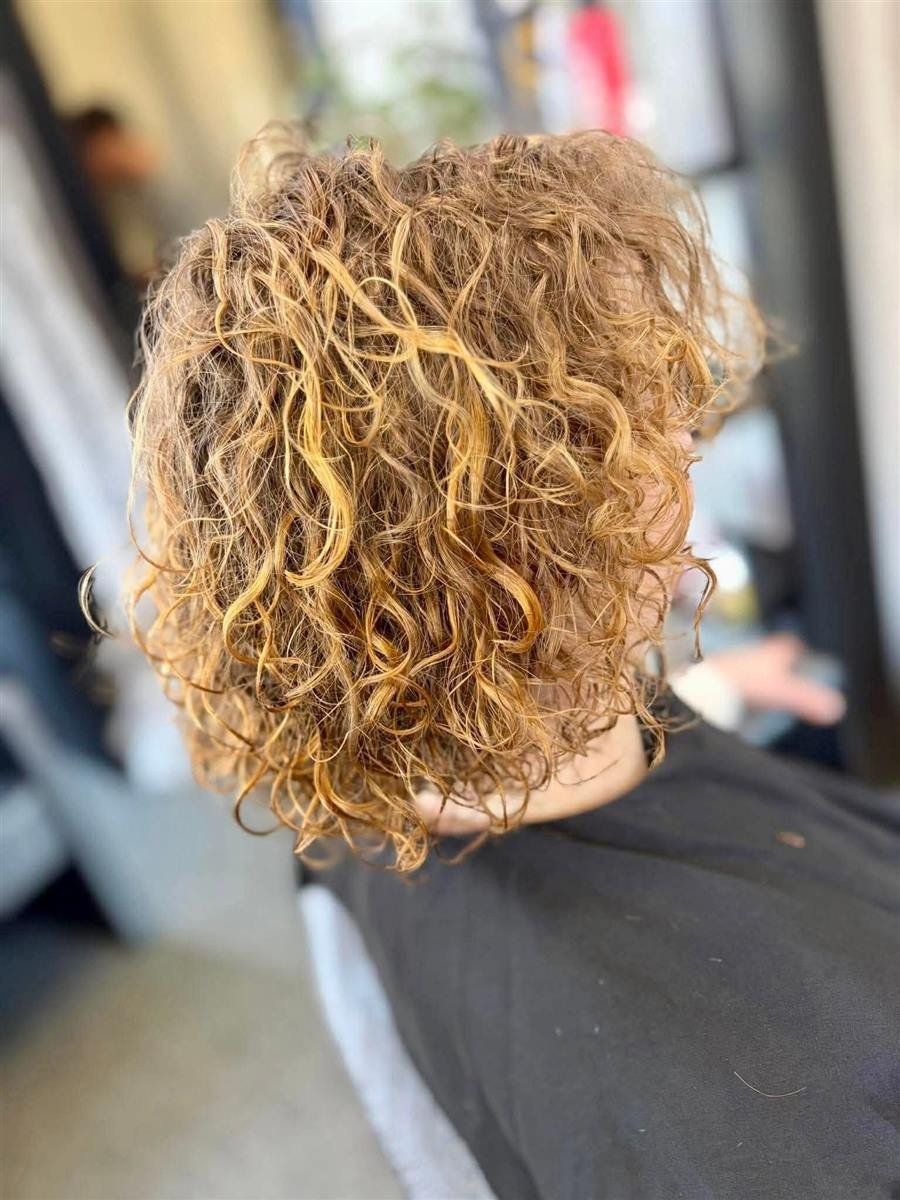 Permanente aux boucles dorées réalisée au salon Ma Bulle d'Hair
