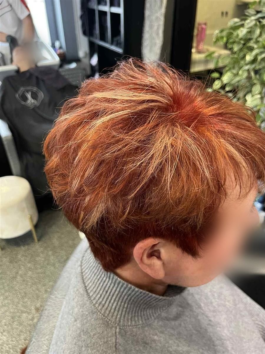Coupe pixie cuivrée avec mèches claires